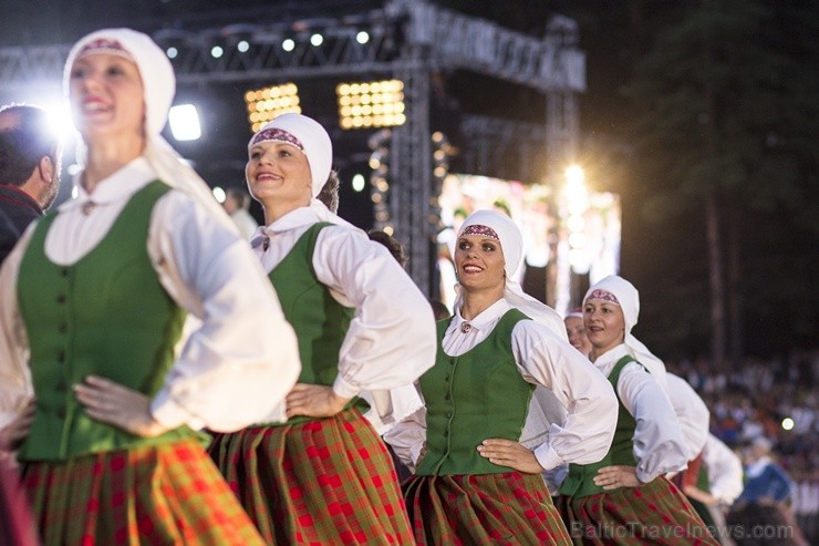 Ar aptuveni 18 000 dalībnieku uzstāšanos Mežaparka Lielajā estrādē noslēdzas XXV Vispārējie latviešu Dziesmu un XV Deju svētki Ar aptuveni 18 000 dalībnieku uzstāšanos Mežaparka Lielajā estrādē noslēdzas XXV Vispārējie latviešu Dziesmu un XV Deju svētki 98303