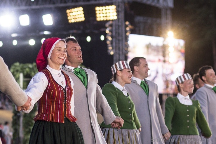 Ar aptuveni 18 000 dalībnieku uzstāšanos Mežaparka Lielajā estrādē noslēdzas XXV Vispārējie latviešu Dziesmu un XV Deju svētki Ar aptuveni 18 000 dalībnieku uzstāšanos Mežaparka Lielajā estrādē noslēdzas XXV Vispārējie latviešu Dziesmu un XV Deju svētki 98304