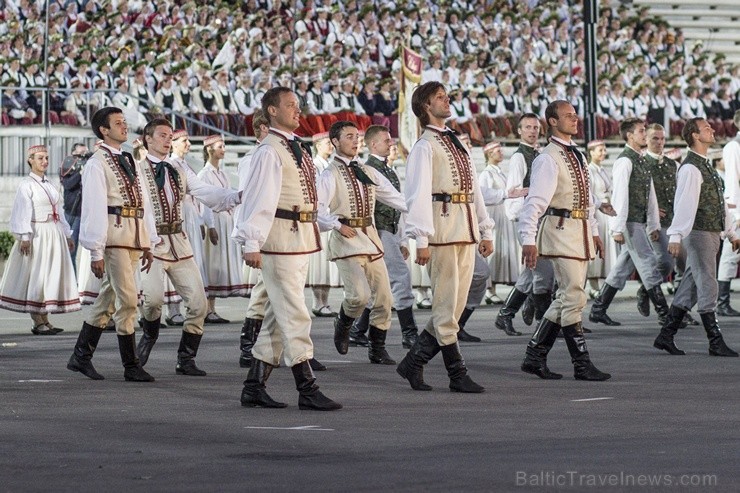 Ar aptuveni 18 000 dalībnieku uzstāšanos Mežaparka Lielajā estrādē noslēdzas XXV Vispārējie latviešu Dziesmu un XV Deju svētki Ar aptuveni 18 000 dalībnieku uzstāšanos Mežaparka Lielajā estrādē noslēdzas XXV Vispārējie latviešu Dziesmu un XV Deju svētki 98307