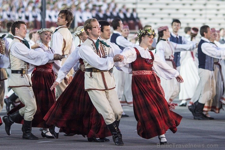 Ar aptuveni 18 000 dalībnieku uzstāšanos Mežaparka Lielajā estrādē noslēdzas XXV Vispārējie latviešu Dziesmu un XV Deju svētki Ar aptuveni 18 000 dalībnieku uzstāšanos Mežaparka Lielajā estrādē noslēdzas XXV Vispārējie latviešu Dziesmu un XV Deju svētki 98310