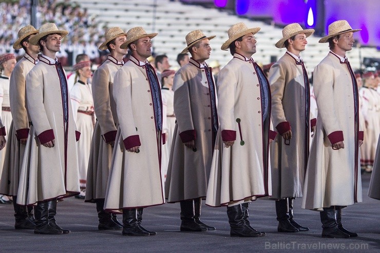 Ar aptuveni 18 000 dalībnieku uzstāšanos Mežaparka Lielajā estrādē noslēdzas XXV Vispārējie latviešu Dziesmu un XV Deju svētki Ar aptuveni 18 000 dalībnieku uzstāšanos Mežaparka Lielajā estrādē noslēdzas XXV Vispārējie latviešu Dziesmu un XV Deju svētki 98317