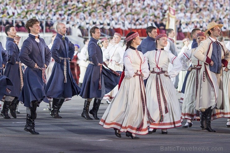 Ar aptuveni 18 000 dalībnieku uzstāšanos Mežaparka Lielajā estrādē noslēdzas XXV Vispārējie latviešu Dziesmu un XV Deju svētki Ar aptuveni 18 000 dalībnieku uzstāšanos Mežaparka Lielajā estrādē noslēdzas XXV Vispārējie latviešu Dziesmu un XV Deju svētki 98318