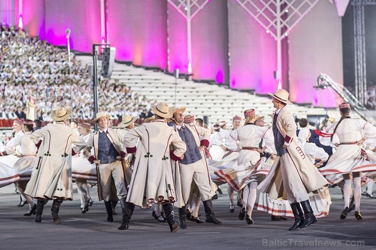 Ar aptuveni 18 000 dalībnieku uzstāšanos Mežaparka Lielajā estrādē noslēdzas XXV Vispārējie latviešu Dziesmu un XV Deju svētki Ar aptuveni 18 000 dalībnieku uzstāšanos Mežaparka Lielajā estrādē noslēdzas XXV Vispārējie latviešu Dziesmu un XV Deju svētki 98319
