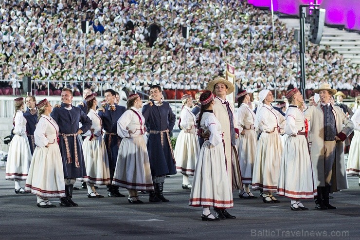 Ar aptuveni 18 000 dalībnieku uzstāšanos Mežaparka Lielajā estrādē noslēdzas XXV Vispārējie latviešu Dziesmu un XV Deju svētki Ar aptuveni 18 000 dalībnieku uzstāšanos Mežaparka Lielajā estrādē noslēdzas XXV Vispārējie latviešu Dziesmu un XV Deju svētki 98322