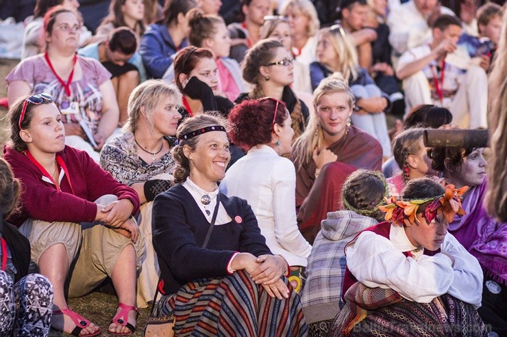Ar aptuveni 18 000 dalībnieku uzstāšanos Mežaparka Lielajā estrādē noslēdzas XXV Vispārējie latviešu Dziesmu un XV Deju svētki Ar aptuveni 18 000 dalībnieku uzstāšanos Mežaparka Lielajā estrādē noslēdzas XXV Vispārējie latviešu Dziesmu un XV Deju svētki 98324