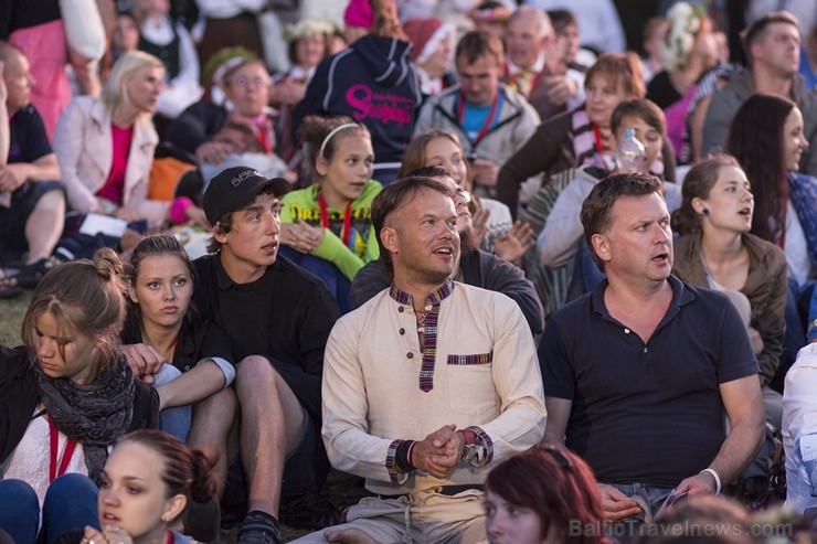 Ar aptuveni 18 000 dalībnieku uzstāšanos Mežaparka Lielajā estrādē noslēdzas XXV Vispārējie latviešu Dziesmu un XV Deju svētki Ar aptuveni 18 000 dalībnieku uzstāšanos Mežaparka Lielajā estrādē noslēdzas XXV Vispārējie latviešu Dziesmu un XV Deju svētki 98325