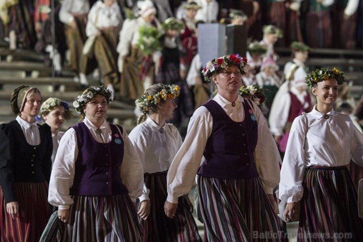 Ar aptuveni 18 000 dalībnieku uzstāšanos Mežaparka Lielajā estrādē noslēdzas XXV Vispārējie latviešu Dziesmu un XV Deju svētki Ar aptuveni 18 000 dalībnieku uzstāšanos Mežaparka Lielajā estrādē noslēdzas XXV Vispārējie latviešu Dziesmu un XV Deju svētki 98328