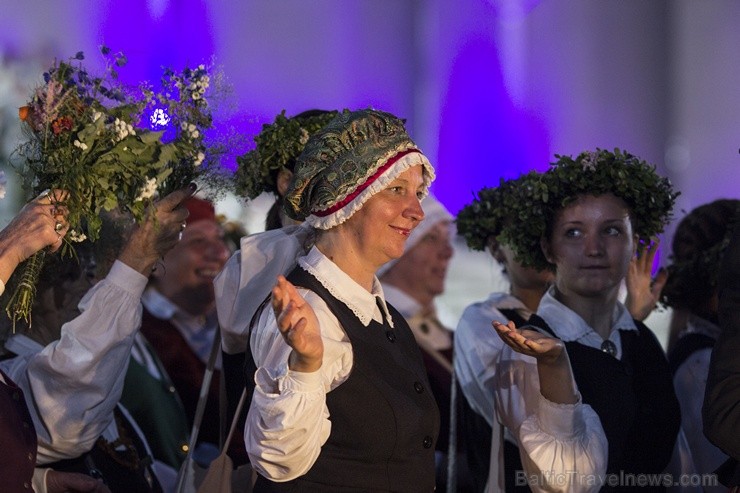 Ar aptuveni 18 000 dalībnieku uzstāšanos Mežaparka Lielajā estrādē noslēdzas XXV Vispārējie latviešu Dziesmu un XV Deju svētki Ar aptuveni 18 000 dalībnieku uzstāšanos Mežaparka Lielajā estrādē noslēdzas XXV Vispārējie latviešu Dziesmu un XV Deju svētki 98329