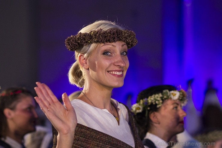 Ar aptuveni 18 000 dalībnieku uzstāšanos Mežaparka Lielajā estrādē noslēdzas XXV Vispārējie latviešu Dziesmu un XV Deju svētki Ar aptuveni 18 000 dalībnieku uzstāšanos Mežaparka Lielajā estrādē noslēdzas XXV Vispārējie latviešu Dziesmu un XV Deju svētki 98332