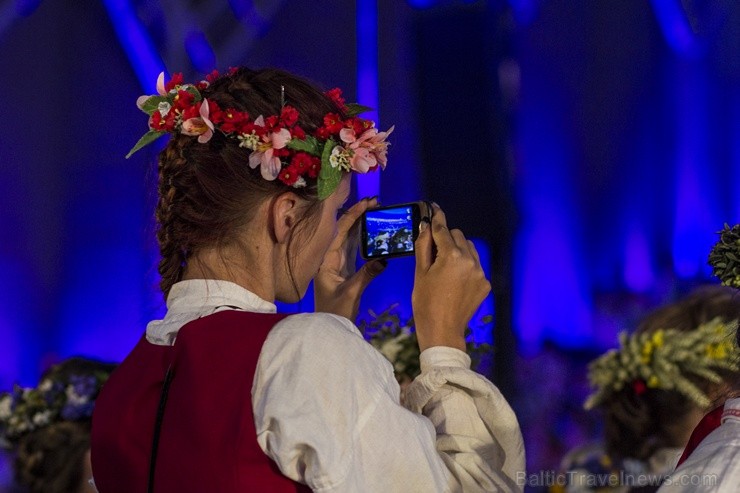 Ar aptuveni 18 000 dalībnieku uzstāšanos Mežaparka Lielajā estrādē noslēdzas XXV Vispārējie latviešu Dziesmu un XV Deju svētki Ar aptuveni 18 000 dalībnieku uzstāšanos Mežaparka Lielajā estrādē noslēdzas XXV Vispārējie latviešu Dziesmu un XV Deju svētki 98333