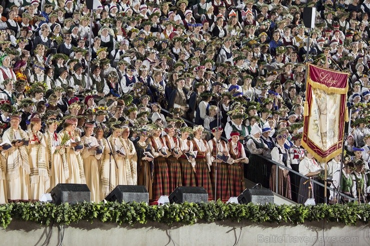 Ar aptuveni 18 000 dalībnieku uzstāšanos Mežaparka Lielajā estrādē noslēdzas XXV Vispārējie latviešu Dziesmu un XV Deju svētki Ar aptuveni 18 000 dalībnieku uzstāšanos Mežaparka Lielajā estrādē noslēdzas XXV Vispārējie latviešu Dziesmu un XV Deju svētki 98338