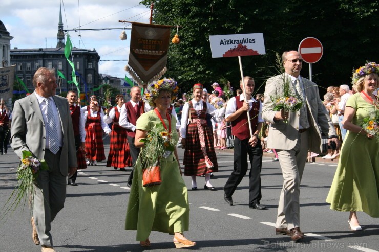 XXV Vispārējo latviešu Dziesmu un XV Deju svētku gājiens - bildēs meklē sevi vai savu kolektīvu. XXV Vispārējo latviešu Dziesmu un XV Deju svētku gājiens - bildēs meklē sevi vai savu kolektīvu. 98474