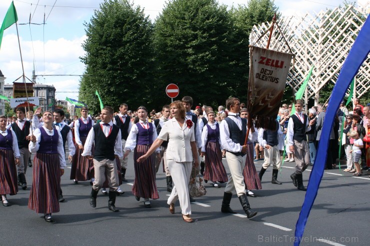 XXV Vispārējo latviešu Dziesmu un XV Deju svētku gājiens - bildēs meklē sevi vai savu kolektīvu. XXV Vispārējo latviešu Dziesmu un XV Deju svētku gājiens - bildēs meklē sevi vai savu kolektīvu. 98478