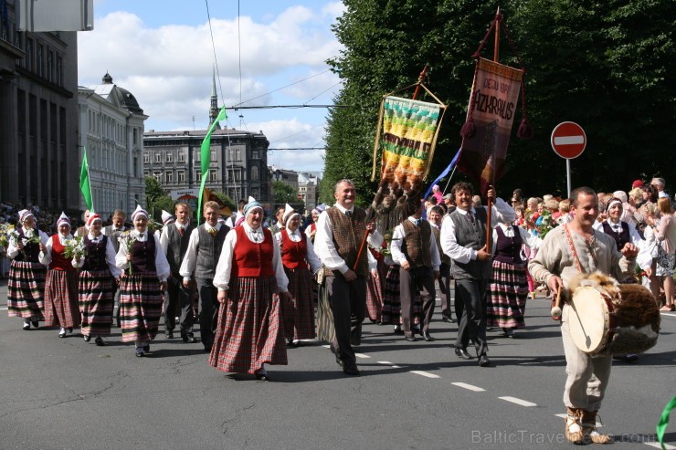 XXV Vispārējo latviešu Dziesmu un XV Deju svētku gājiens - bildēs meklē sevi vai savu kolektīvu. XXV Vispārējo latviešu Dziesmu un XV Deju svētku gājiens - bildēs meklē sevi vai savu kolektīvu. 98480