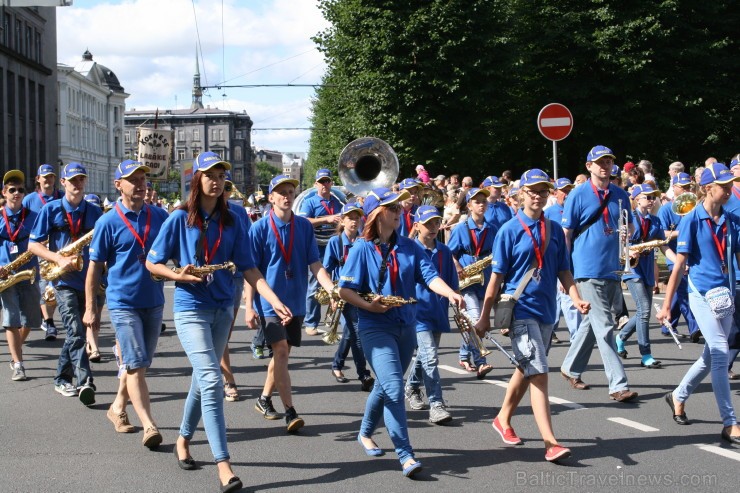 XXV Vispārējo latviešu Dziesmu un XV Deju svētku gājiens - bildēs meklē sevi vai savu kolektīvu. XXV Vispārējo latviešu Dziesmu un XV Deju svētku gājiens - bildēs meklē sevi vai savu kolektīvu. 98483