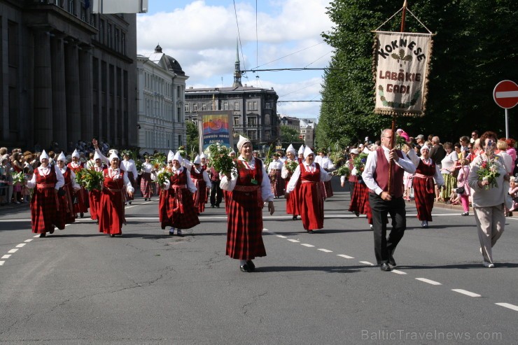 XXV Vispārējo latviešu Dziesmu un XV Deju svētku gājiens - bildēs meklē sevi vai savu kolektīvu. XXV Vispārējo latviešu Dziesmu un XV Deju svētku gājiens - bildēs meklē sevi vai savu kolektīvu. 98484