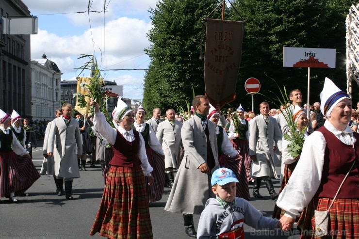 XXV Vispārējo latviešu Dziesmu un XV Deju svētku gājiens - bildēs meklē sevi vai savu kolektīvu. XXV Vispārējo latviešu Dziesmu un XV Deju svētku gājiens - bildēs meklē sevi vai savu kolektīvu. 98489