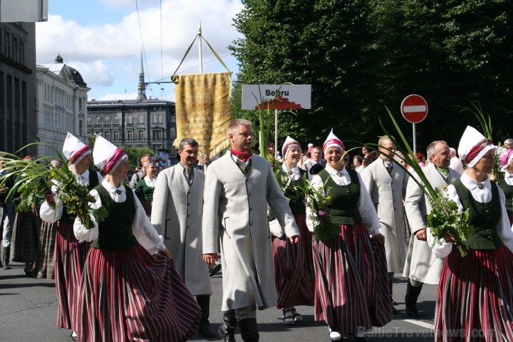 XXV Vispārējo latviešu Dziesmu un XV Deju svētku gājiens - bildēs meklē sevi vai savu kolektīvu. XXV Vispārējo latviešu Dziesmu un XV Deju svētku gājiens - bildēs meklē sevi vai savu kolektīvu. 98490
