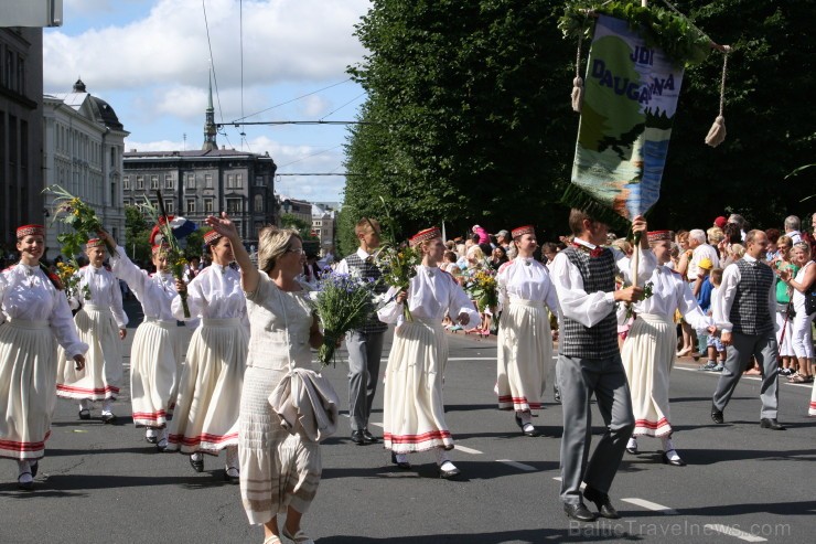 XXV Vispārējo latviešu Dziesmu un XV Deju svētku gājiens - bildēs meklē sevi vai savu kolektīvu. XXV Vispārējo latviešu Dziesmu un XV Deju svētku gājiens - bildēs meklē sevi vai savu kolektīvu. 98492