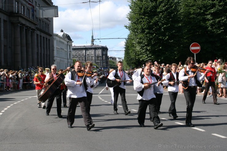 XXV Vispārējo latviešu Dziesmu un XV Deju svētku gājiens - bildēs meklē sevi vai savu kolektīvu. XXV Vispārējo latviešu Dziesmu un XV Deju svētku gājiens - bildēs meklē sevi vai savu kolektīvu. 98494