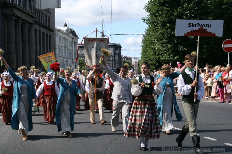 XXV Vispārējo latviešu Dziesmu un XV Deju svētku gājiens - bildēs meklē sevi vai savu kolektīvu. XXV Vispārējo latviešu Dziesmu un XV Deju svētku gājiens - bildēs meklē sevi vai savu kolektīvu. 98497