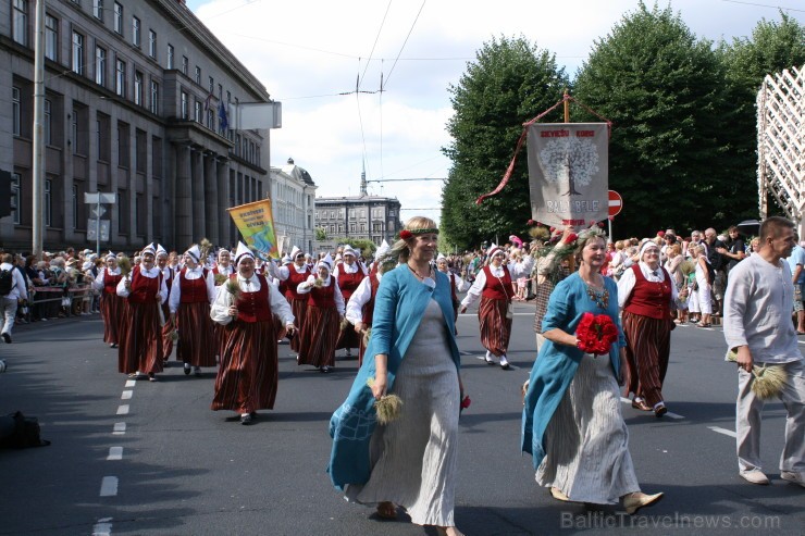 XXV Vispārējo latviešu Dziesmu un XV Deju svētku gājiens - bildēs meklē sevi vai savu kolektīvu. XXV Vispārējo latviešu Dziesmu un XV Deju svētku gājiens - bildēs meklē sevi vai savu kolektīvu. 98498