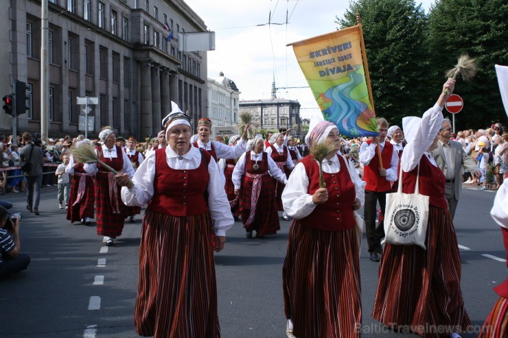 XXV Vispārējo latviešu Dziesmu un XV Deju svētku gājiens - bildēs meklē sevi vai savu kolektīvu. XXV Vispārējo latviešu Dziesmu un XV Deju svētku gājiens - bildēs meklē sevi vai savu kolektīvu. 98499