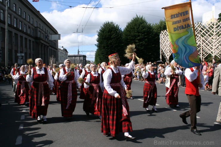 XXV Vispārējo latviešu Dziesmu un XV Deju svētku gājiens - bildēs meklē sevi vai savu kolektīvu. XXV Vispārējo latviešu Dziesmu un XV Deju svētku gājiens - bildēs meklē sevi vai savu kolektīvu. 98500