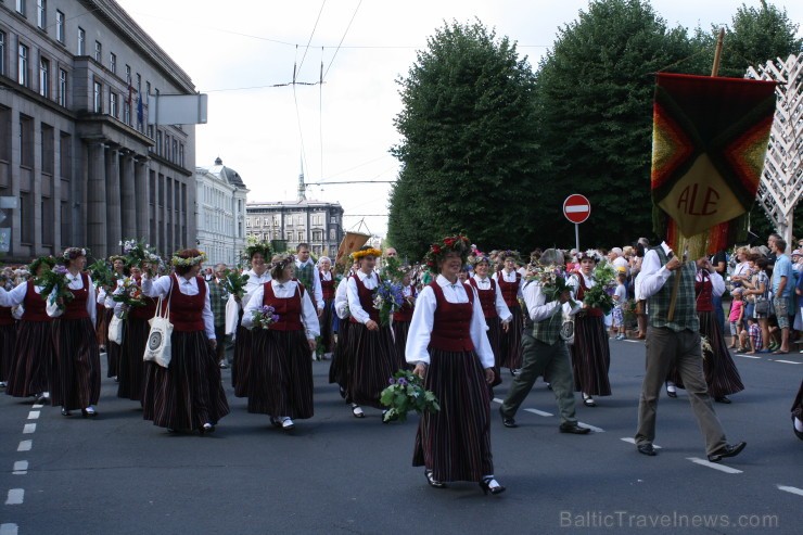 XXV Vispārējo latviešu Dziesmu un XV Deju svētku gājiens - bildēs meklē sevi vai savu kolektīvu. XXV Vispārējo latviešu Dziesmu un XV Deju svētku gājiens - bildēs meklē sevi vai savu kolektīvu. 98506