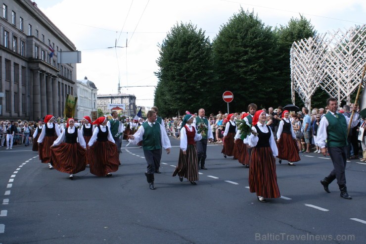 XXV Vispārējo latviešu Dziesmu un XV Deju svētku gājiens - bildēs meklē sevi vai savu kolektīvu. XXV Vispārējo latviešu Dziesmu un XV Deju svētku gājiens - bildēs meklē sevi vai savu kolektīvu. 98507