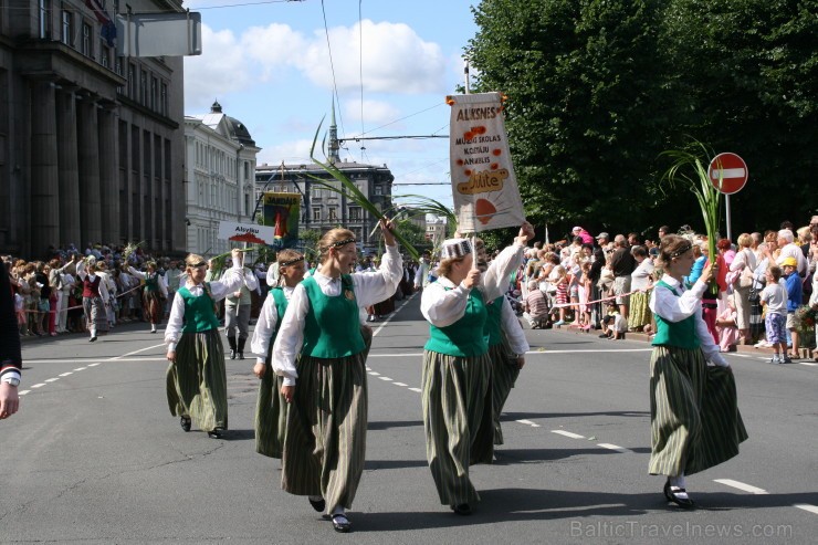 XXV Vispārējo latviešu Dziesmu un XV Deju svētku gājiens - bildēs meklē sevi vai savu kolektīvu. XXV Vispārējo latviešu Dziesmu un XV Deju svētku gājiens - bildēs meklē sevi vai savu kolektīvu. 98523