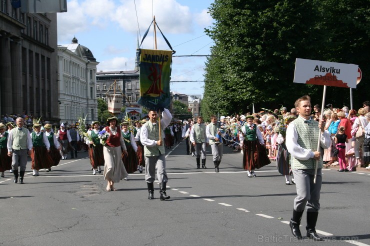 XXV Vispārējo latviešu Dziesmu un XV Deju svētku gājiens - bildēs meklē sevi vai savu kolektīvu. XXV Vispārējo latviešu Dziesmu un XV Deju svētku gājiens - bildēs meklē sevi vai savu kolektīvu. 98524