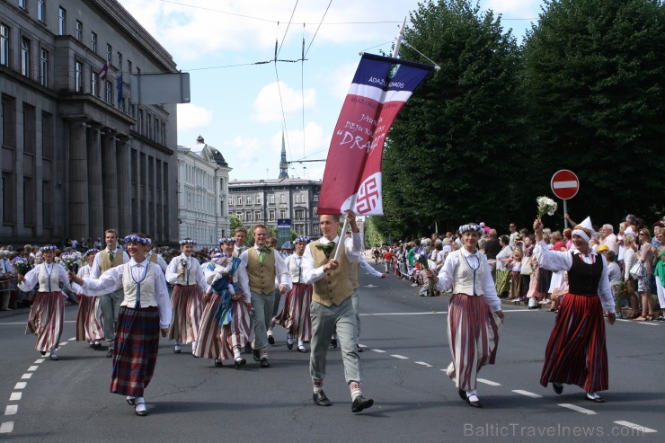 XXV Vispārējo latviešu Dziesmu un XV Deju svētku gājiens - bildēs meklē sevi vai savu kolektīvu. XXV Vispārējo latviešu Dziesmu un XV Deju svētku gājiens - bildēs meklē sevi vai savu kolektīvu. 98542