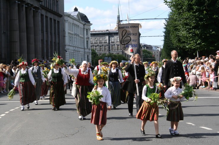 XXV Vispārējo latviešu Dziesmu un XV Deju svētku gājiens - bildēs meklē sevi vai savu kolektīvu. XXV Vispārējo latviešu Dziesmu un XV Deju svētku gājiens - bildēs meklē sevi vai savu kolektīvu. 98549