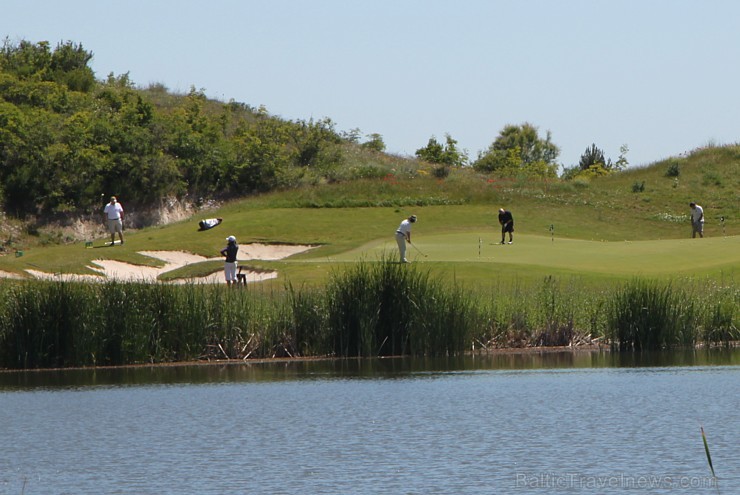 Bulgārija piedāvā pasaules klases golfa laukumu «Thracian Cliffs Golf & Beach Resort». Foto sponsors: www.goadventure.lv Bulgārija piedāvā pasaules klases golfa laukumu «Thracian Cliffs Golf & Beach Resort». Foto sponsors: www.goadventure.lv 98757