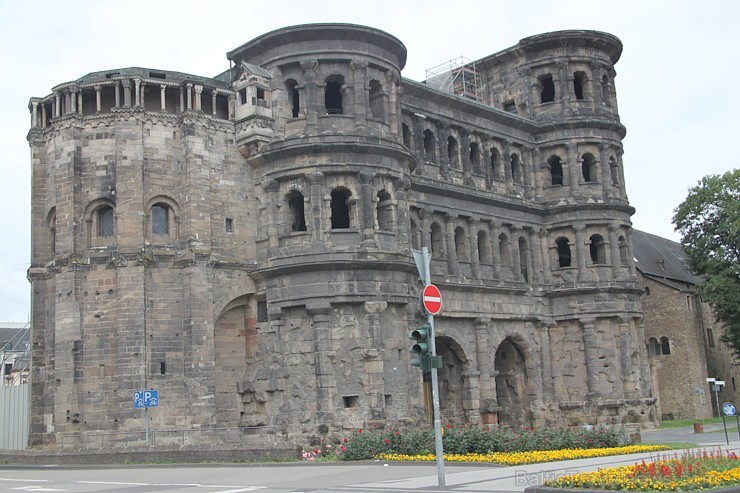 Trīres slavenākais tūrisma objekts no romiešu laikiem ir Porta Nigra, kas latīņu valodā nozīmē 'melnie vārti'. Foto sponsors: www.Sixt.lv Trīres slavenākais tūrisma objekts no romiešu laikiem ir Porta Nigra, kas latīņu valodā nozīmē 'melnie vārti'. Foto sponsors: www.Sixt.lv 98800