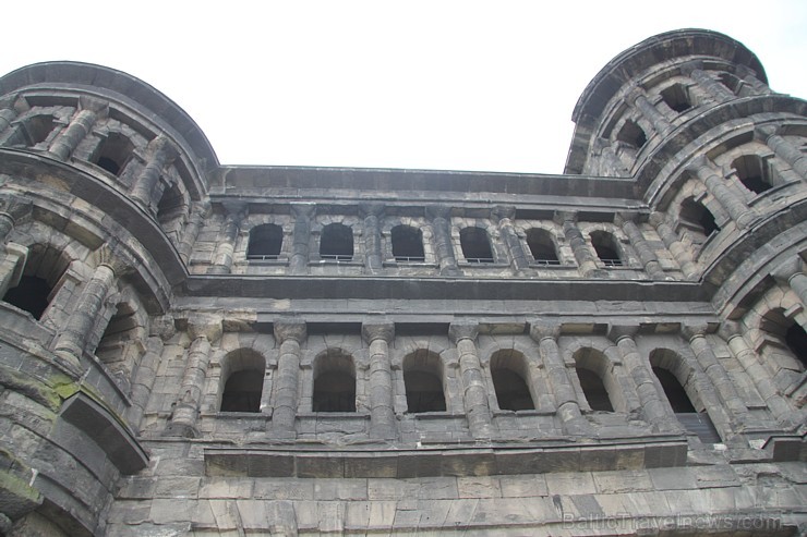 Porta Nigra ir būvēts otrajā gadsimtā pēc mūsu ēras un daži no smilšakmens blokiem sver 6 tonnas. Foto sponsors: www.Sixt.lv Porta Nigra ir būvēts otrajā gadsimtā pēc mūsu ēras un daži no smilšakmens blokiem sver 6 tonnas. Foto sponsors: www.Sixt.lv 98805