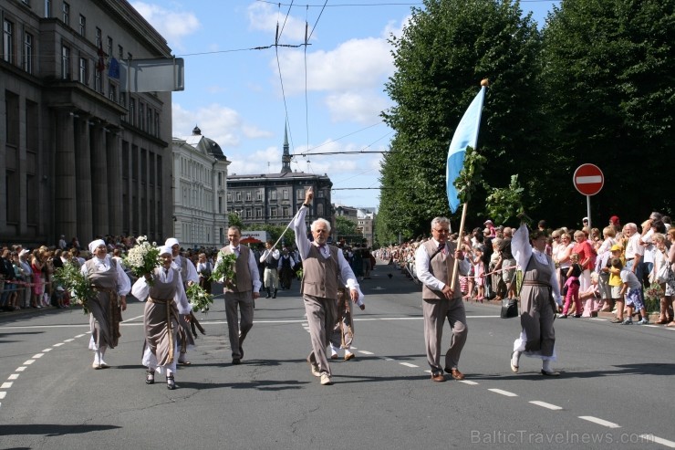 XXV Vispārējo latviešu Dziesmu un XV Deju svētku gājiens - bildēs meklē sevi vai savu kolektīvu. XXV Vispārējo latviešu Dziesmu un XV Deju svētku gājiens - bildēs meklē sevi vai savu kolektīvu. 98929