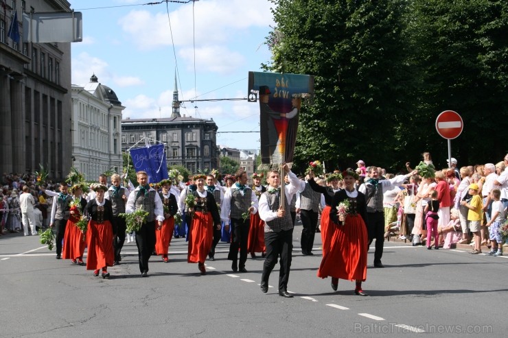 XXV Vispārējo latviešu Dziesmu un XV Deju svētku gājiens - bildēs meklē sevi vai savu kolektīvu. XXV Vispārējo latviešu Dziesmu un XV Deju svētku gājiens - bildēs meklē sevi vai savu kolektīvu. 98931