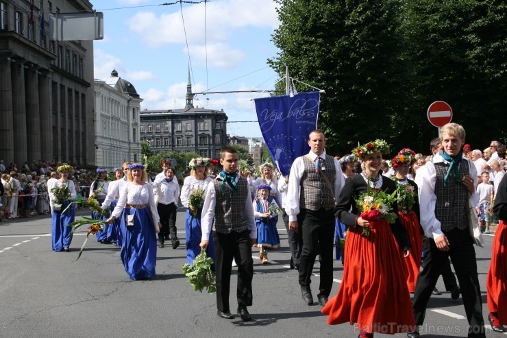 XXV Vispārējo latviešu Dziesmu un XV Deju svētku gājiens - bildēs meklē sevi vai savu kolektīvu. XXV Vispārējo latviešu Dziesmu un XV Deju svētku gājiens - bildēs meklē sevi vai savu kolektīvu. 98933
