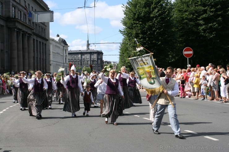 XXV Vispārējo latviešu Dziesmu un XV Deju svētku gājiens - bildēs meklē sevi vai savu kolektīvu. XXV Vispārējo latviešu Dziesmu un XV Deju svētku gājiens - bildēs meklē sevi vai savu kolektīvu. 98934