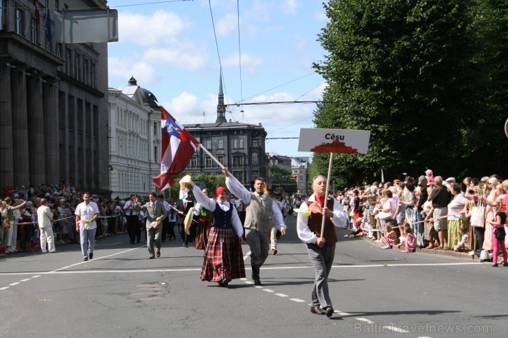 XXV Vispārējo latviešu Dziesmu un XV Deju svētku gājiens - bildēs meklē sevi vai savu kolektīvu. XXV Vispārējo latviešu Dziesmu un XV Deju svētku gājiens - bildēs meklē sevi vai savu kolektīvu. 98949