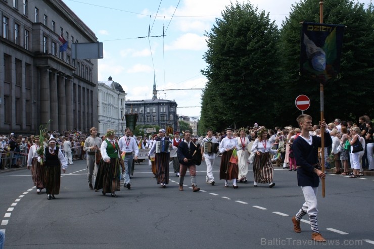 XXV Vispārējo latviešu Dziesmu un XV Deju svētku gājiens - bildēs meklē sevi vai savu kolektīvu. XXV Vispārējo latviešu Dziesmu un XV Deju svētku gājiens - bildēs meklē sevi vai savu kolektīvu. 98951