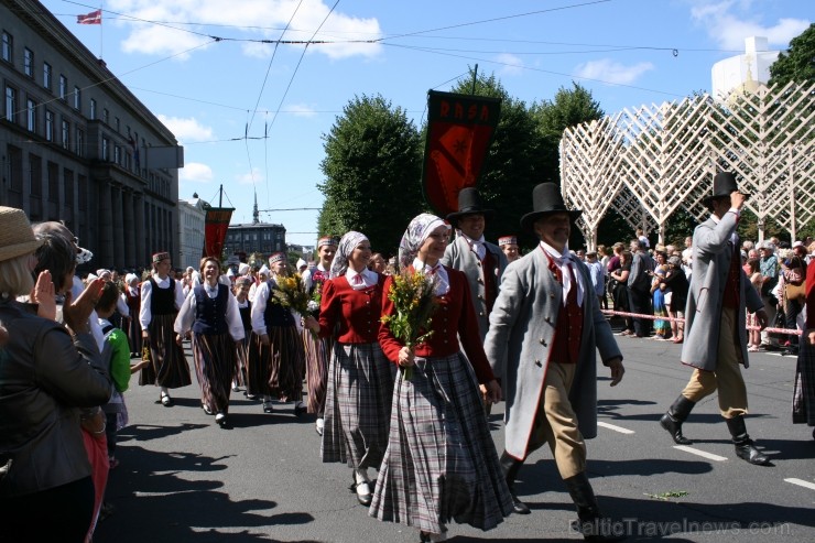 XXV Vispārējo latviešu Dziesmu un XV Deju svētku gājiens - bildēs meklē sevi vai savu kolektīvu. XXV Vispārējo latviešu Dziesmu un XV Deju svētku gājiens - bildēs meklē sevi vai savu kolektīvu. 98957