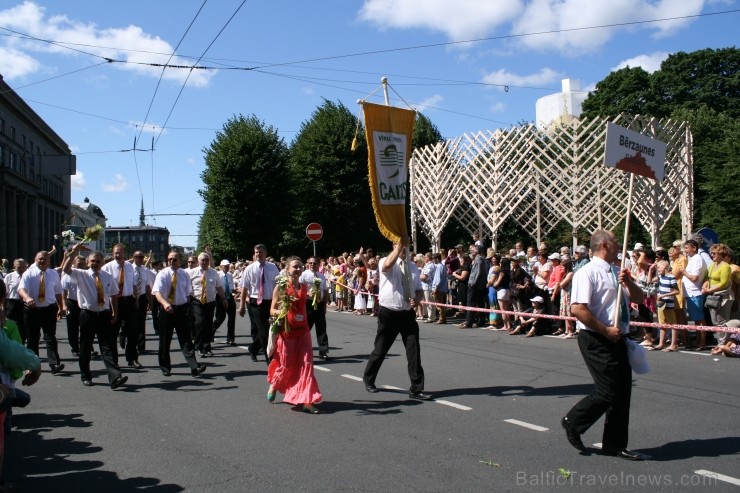XXV Vispārējo latviešu Dziesmu un XV Deju svētku gājiens - bildēs meklē sevi vai savu kolektīvu. XXV Vispārējo latviešu Dziesmu un XV Deju svētku gājiens - bildēs meklē sevi vai savu kolektīvu. 98962