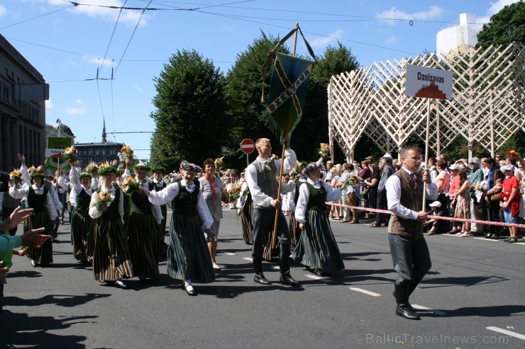 XXV Vispārējo latviešu Dziesmu un XV Deju svētku gājiens - bildēs meklē sevi vai savu kolektīvu. XXV Vispārējo latviešu Dziesmu un XV Deju svētku gājiens - bildēs meklē sevi vai savu kolektīvu. 98963