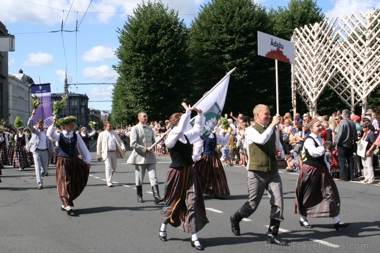 XXV Vispārējo latviešu Dziesmu un XV Deju svētku gājiens - bildēs meklē sevi vai savu kolektīvu. XXV Vispārējo latviešu Dziesmu un XV Deju svētku gājiens - bildēs meklē sevi vai savu kolektīvu. 98972