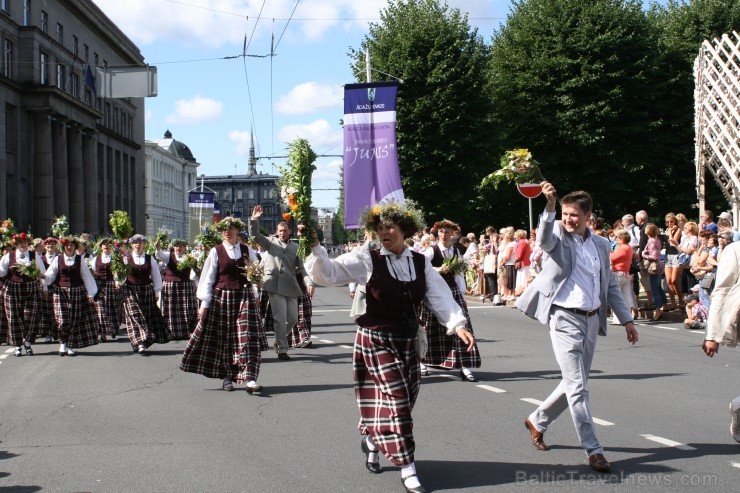 XXV Vispārējo latviešu Dziesmu un XV Deju svētku gājiens - bildēs meklē sevi vai savu kolektīvu. XXV Vispārējo latviešu Dziesmu un XV Deju svētku gājiens - bildēs meklē sevi vai savu kolektīvu. 98975