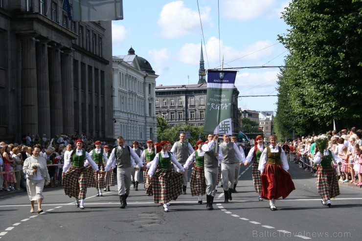 XXV Vispārējo latviešu Dziesmu un XV Deju svētku gājiens - bildēs meklē sevi vai savu kolektīvu. XXV Vispārējo latviešu Dziesmu un XV Deju svētku gājiens - bildēs meklē sevi vai savu kolektīvu. 98979
