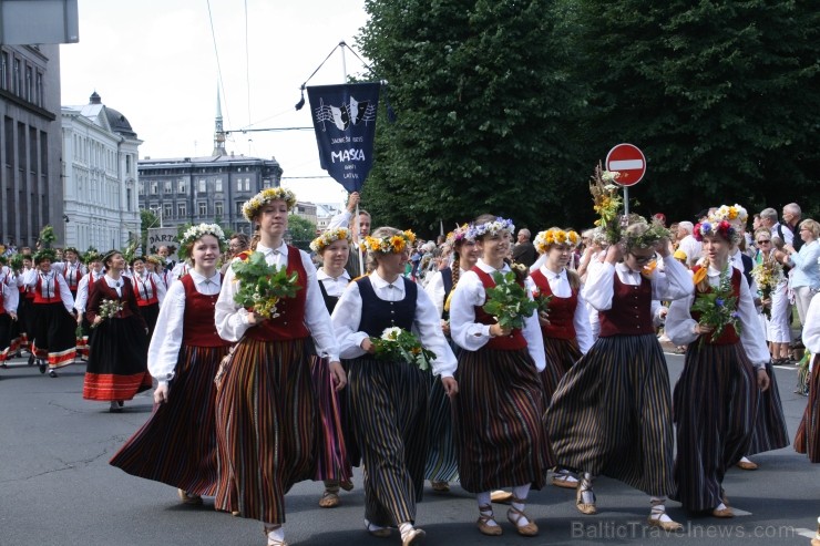 XXV Vispārējo latviešu Dziesmu un XV Deju svētku gājiens - bildēs meklē sevi vai savu kolektīvu. XXV Vispārējo latviešu Dziesmu un XV Deju svētku gājiens - bildēs meklē sevi vai savu kolektīvu. 98983